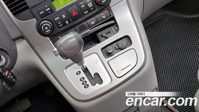 Kia Canival 2012 — photo 9