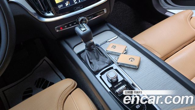 Volvo V60 2020 — photo 12
