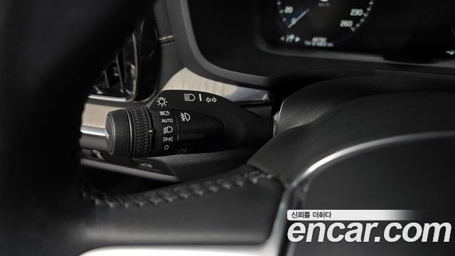 Volvo V60 2020 — photo 24