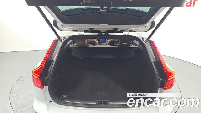 Volvo V60 2020 — photo 26