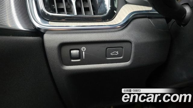 Volvo V60 2020 — photo 28
