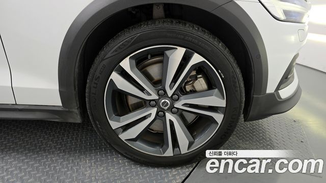 Volvo V60 2020 — photo 34