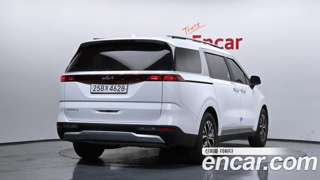 Kia Canival 2023 — photo 2