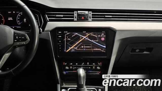 Volkswagen Passat 2021 — photo 22