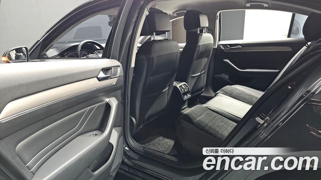 Volkswagen Passat 2021 — photo 16