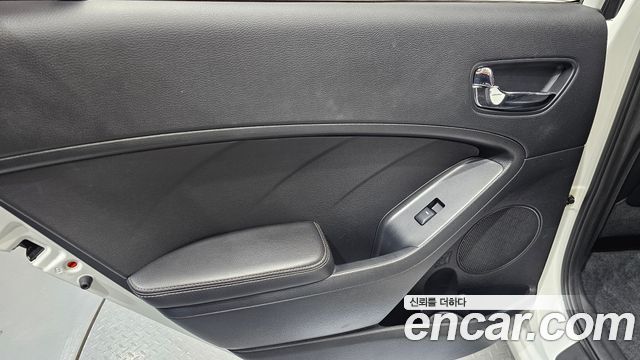 Kia K3 2013 — photo 15