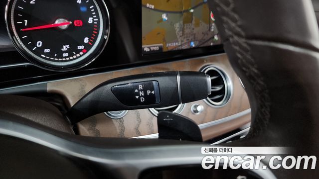Mercedes-Benz E-Class 2019 — photo 12