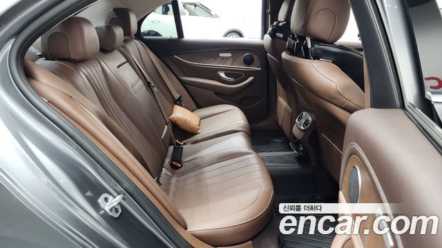 Mercedes-Benz E-Class 2019 — photo 17