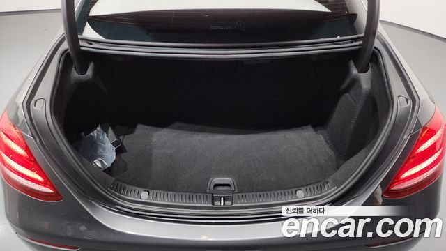 Mercedes-Benz E-Class 2019 — photo 24