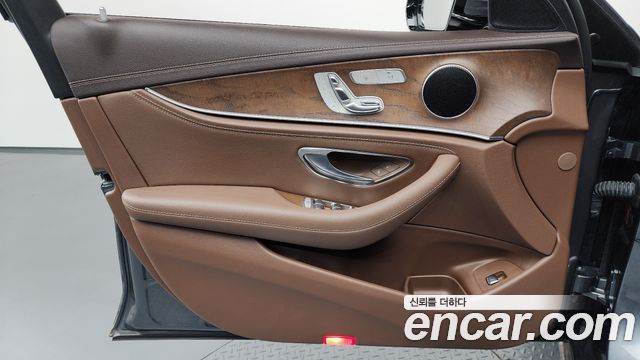 Mercedes-Benz E-Class 2019 — photo 14