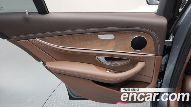 Mercedes-Benz E-Class 2019 — photo 15
