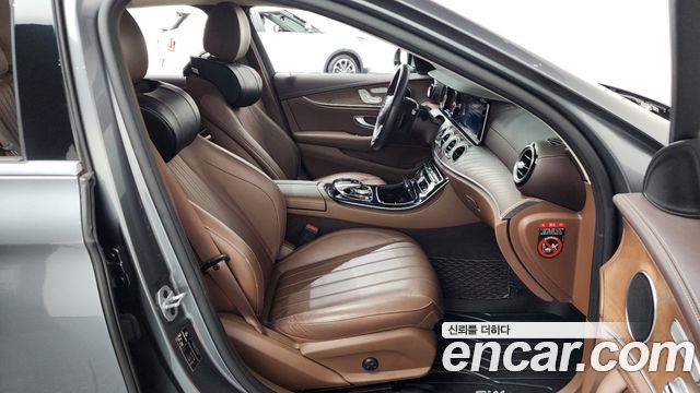 Mercedes-Benz E-Class 2019 — photo 16