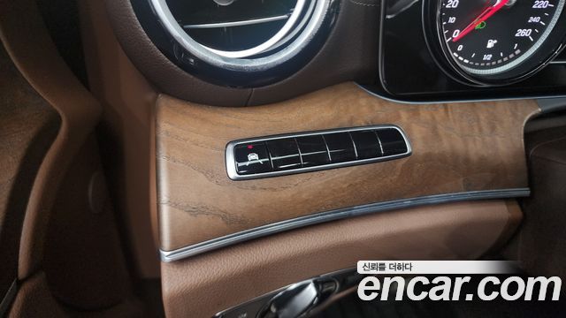 Mercedes-Benz E-Class 2019 — photo 27