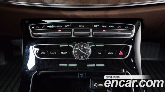 Mercedes-Benz E-Class 2019 — photo 30