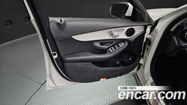 Mercedes-Benz C-Class 2017 — photo 14