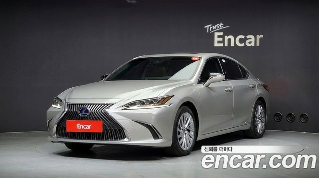 Lexus ES 2019 — photo 1