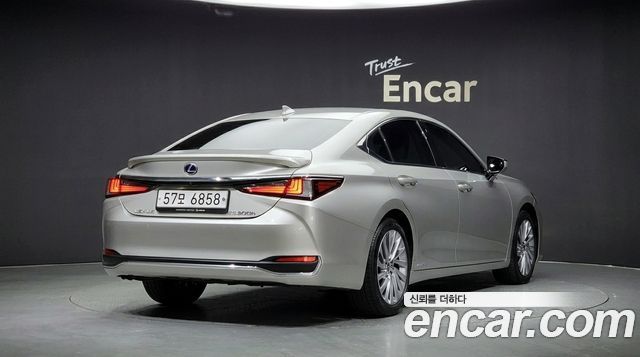 Lexus ES 2019 — photo 2