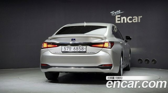 Lexus ES 2019 — photo 4