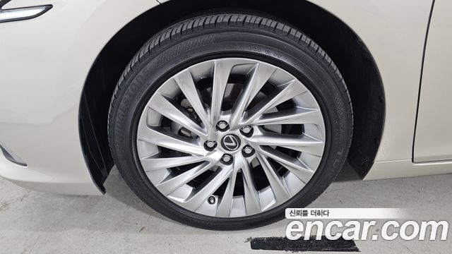 Lexus ES 2019 — photo 5