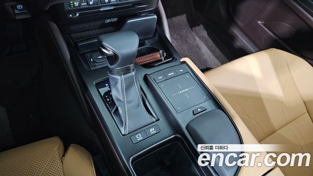 Lexus ES 2019 — photo 9