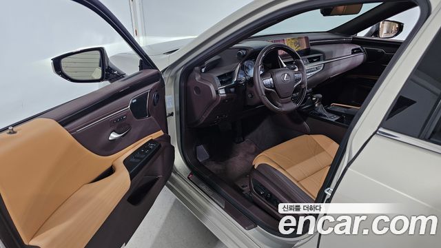 Lexus ES 2019 — photo 10