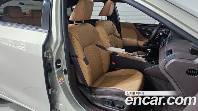 Lexus ES 2019 — photo 11
