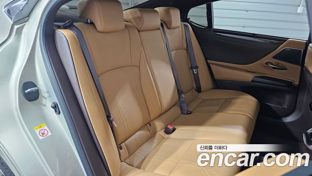 Lexus ES 2019 — photo 12