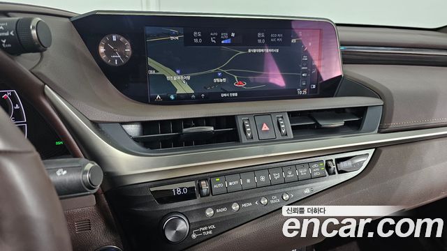 Lexus ES 2019 — photo 16