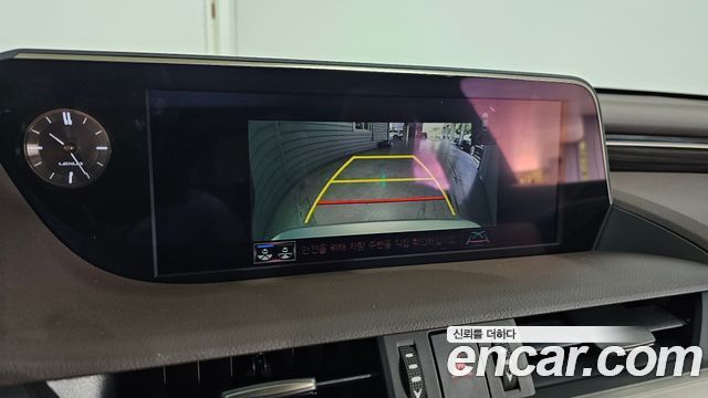 Lexus ES 2019 — photo 17