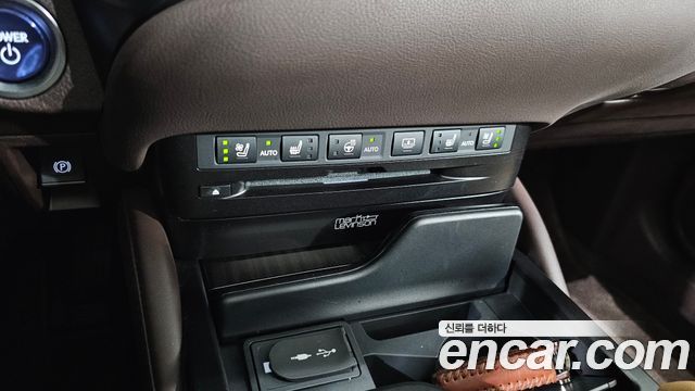 Lexus ES 2019 — photo 18
