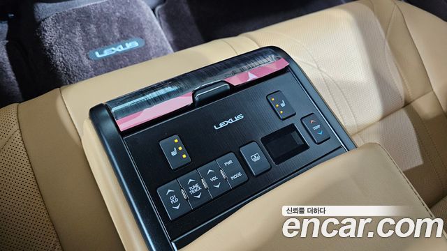 Lexus ES 2019 — photo 19