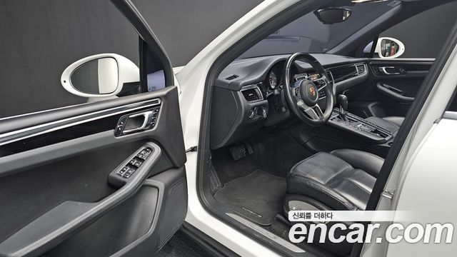 Porsche Macan 2017 — photo 17