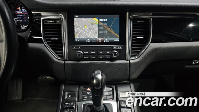 Porsche Macan 2017 — photo 20