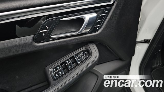 Porsche Macan 2017 — photo 23
