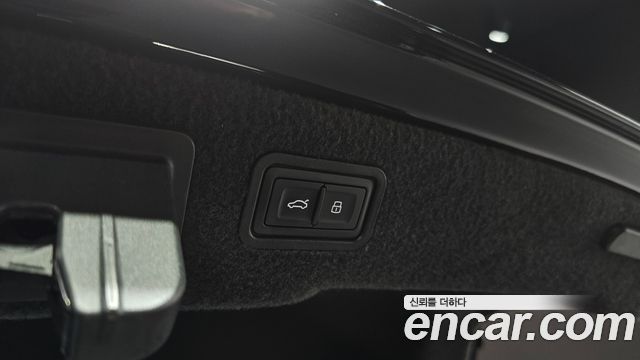 Audi A8 2020 — photo 16