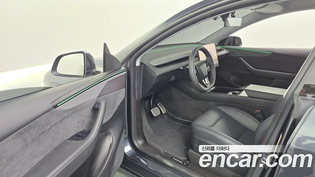 Tesla Model Y 2025 — photo 10