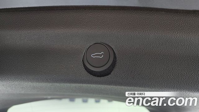 Tesla Model Y 2025 — photo 16
