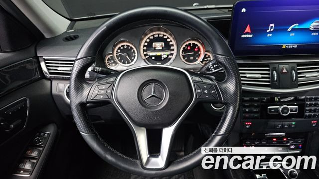 Mercedes-Benz E-Class 2013 — photo 17