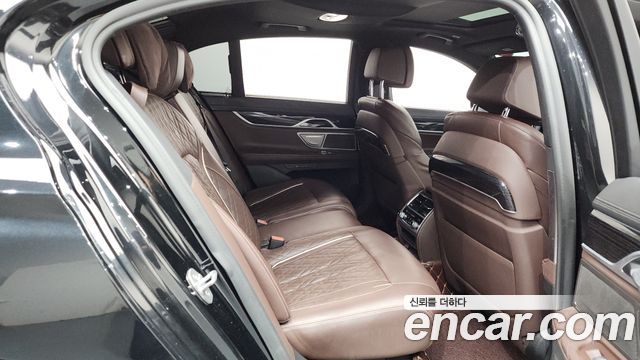 BMW 7-Series 2020 — photo 17