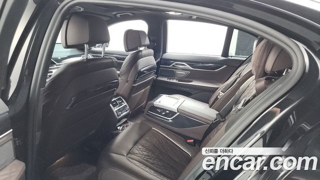 BMW 7-Series 2020 — photo 27