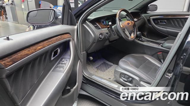 Ford Taurus 2016 — photo 10