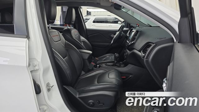 Jeep Cherokee 2020 — photo 16