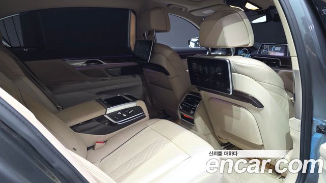 BMW 7-Series 2016 — photo 18