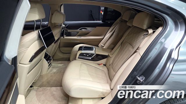 BMW 7-Series 2016 — photo 16