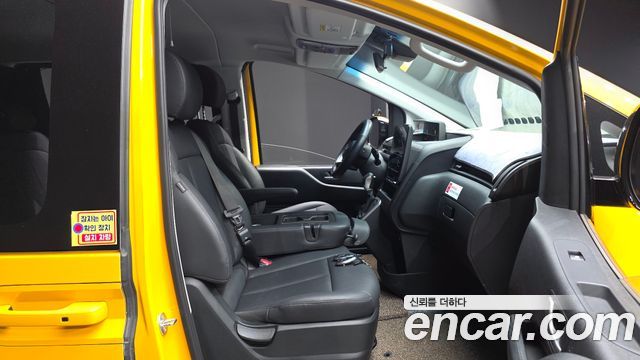 Hyundai Staria 2025 — photo 16