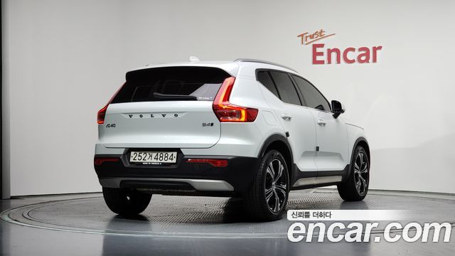 Volvo XC40 2021 — photo 2