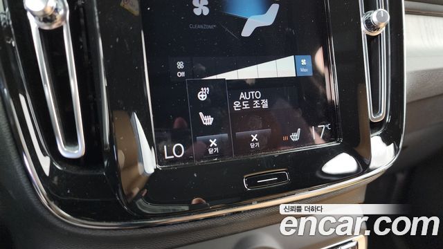 Volvo XC40 2021 — photo 32