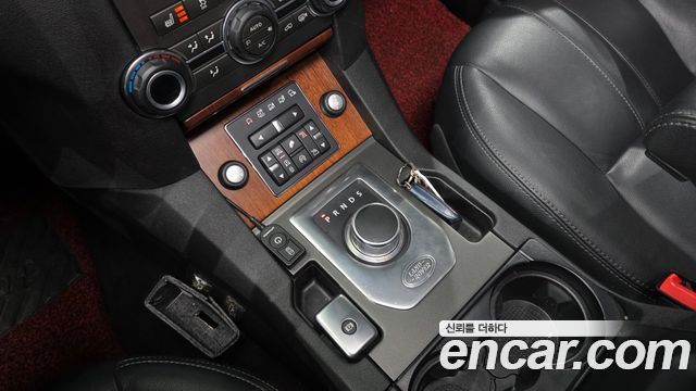 Land Rover Discovery 2015 — photo 12