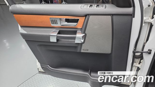 Land Rover Discovery 2015 — photo 14