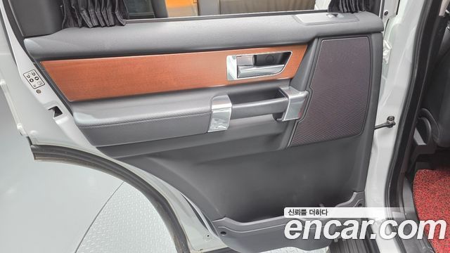 Land Rover Discovery 2015 — photo 15